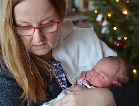 Régi bábák, segítők a szülés során.