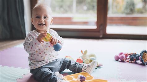 10 hónapos baba játszik