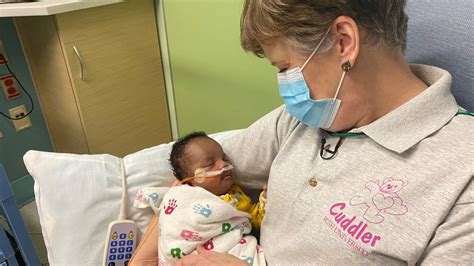 A Baby Cuddler program önkéntesei csecsemőkkel
