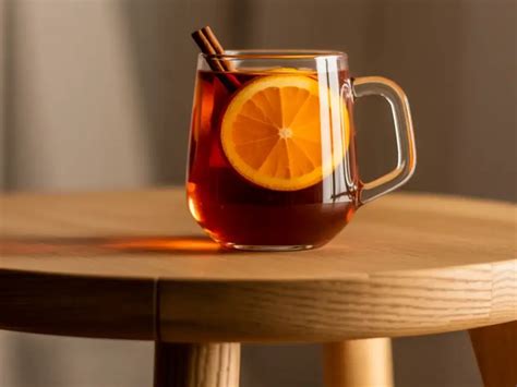 Nő ágyban pihen, mellette egy bögre málnalevél tea