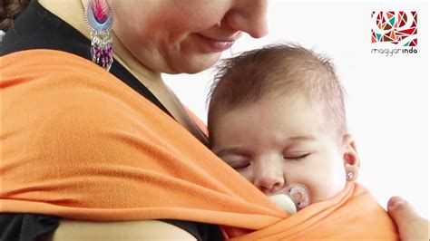 illusztráció egy babáról, akit rugalmas hordozókendőben tartanak