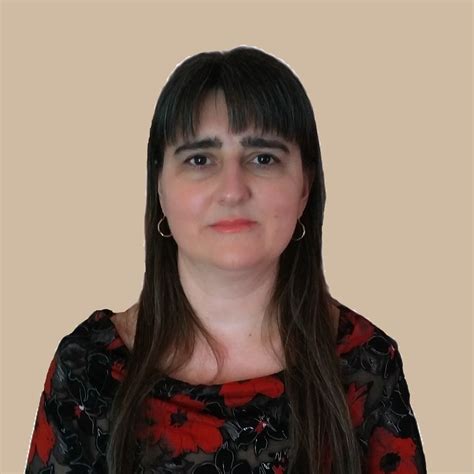 illusztráció egy népmesei jelenetről, ahol egy anya kendőben hordozza gyermekét