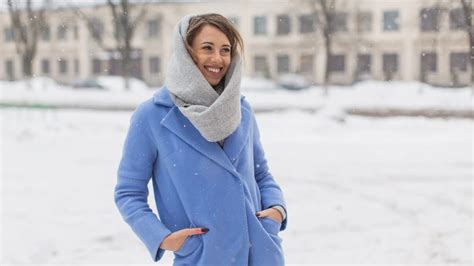 anyuka hordozós kabátban a téli sétán