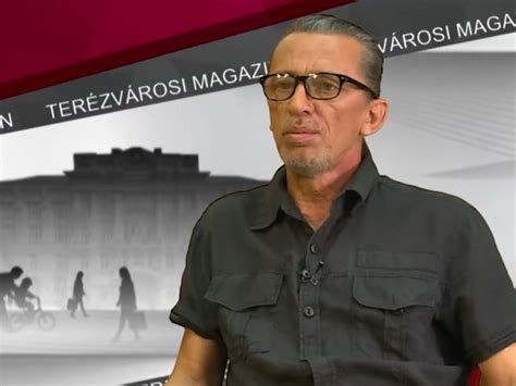 Dr. Gajdos Edit portréja, miközben egy pácienssel beszélget
