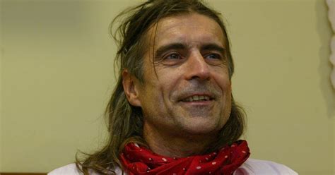 Kismama sétál a kórházi folyosón a babájával