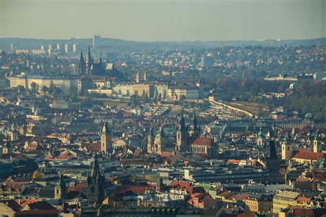 hajnal a város felett