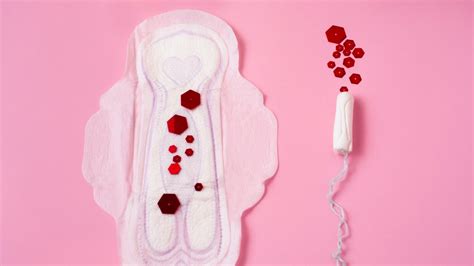 A szülés utáni menstruáció változásait ábrázoló infografika