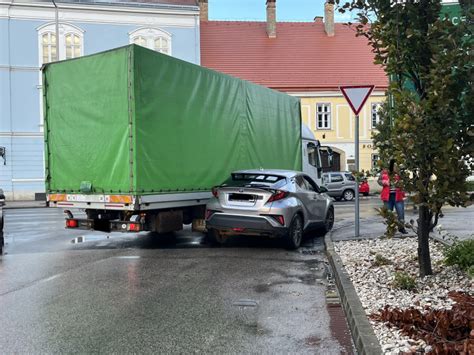 Teherautó és tehervonat rakodással