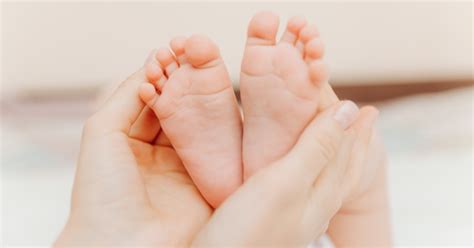 Nő aggódik a szülés miatt