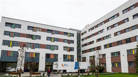 A Szent Borbála Kórház bejárata Tatabányán