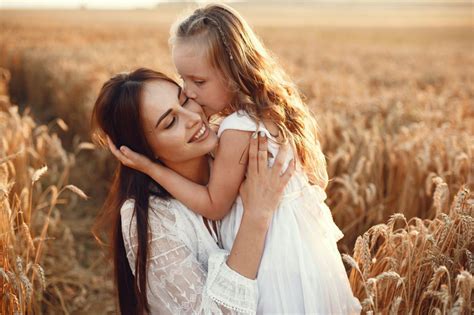 anya lovagoltatja a babát az ölében