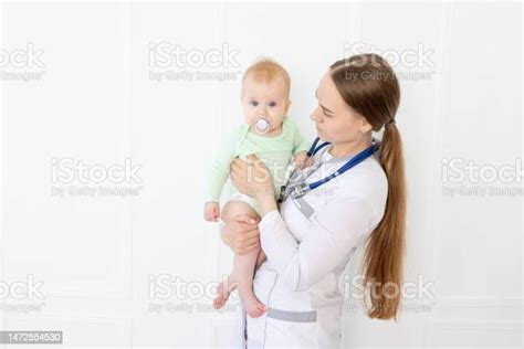 orvos vizsgálja a babát