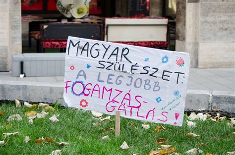 Szülő nő homeopátiás golyókat vesz be