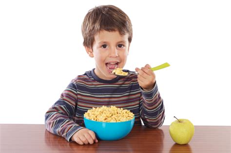 gyermek önállóan eszik