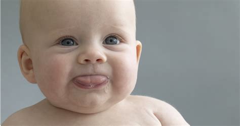 Baba nyálbuborékot fúj