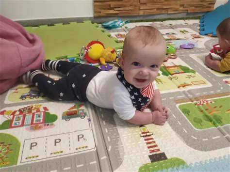 Baba hason fekve gyakorolja a fejemelést