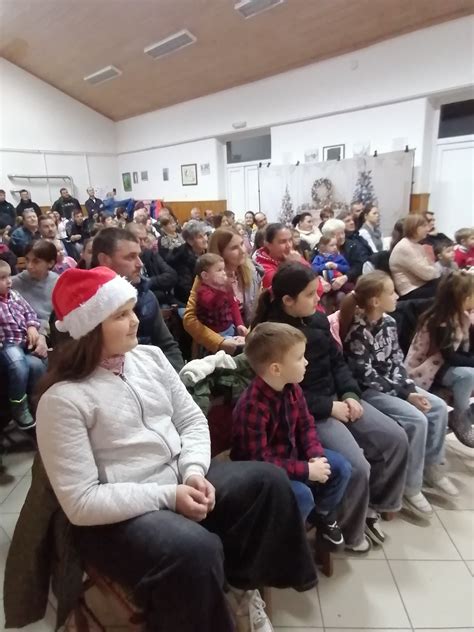 Gyermekek bábelőadáson