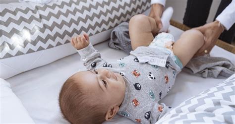 csecsemő pelenkázás