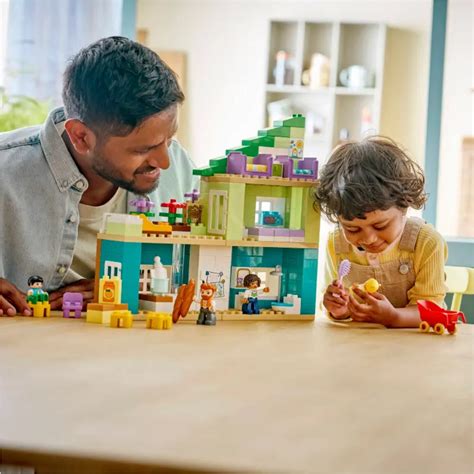 Gyerekek szerepjátékot játszanak LEGO DUPLO figurákkal