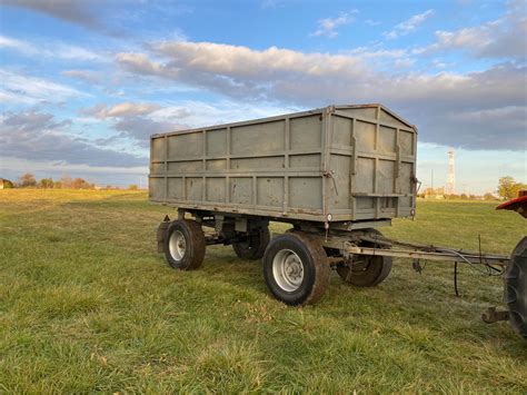 Különböző típusú babahordozók