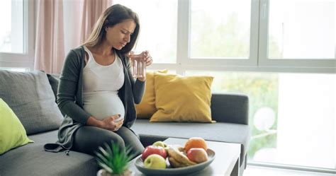 A gyomorégést okozó hormonális és fizikai változások ábrázolása terhesség alatt