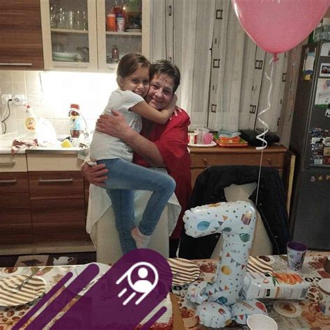 Kismama otthon pihen, körülötte szerettei