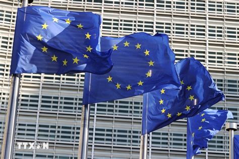 Az Európai Unió zászlaja és szülési szabadságot szimbolizáló ikonok