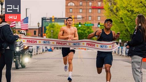 Maratonfutó egy versenyen, a célvonal felé tartva