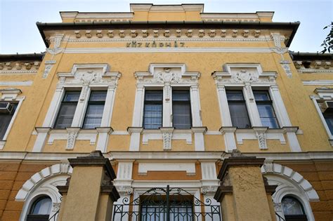Az SZTE Szent-Györgyi Albert Klinikai Központ Szülészeti és Nőgyógyászati Klinika Ambulancia Centrum jelképes kulcsa.