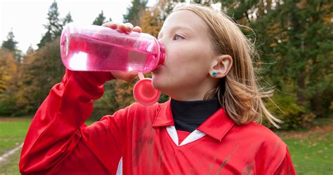 Baba iszik vízzel pohárból