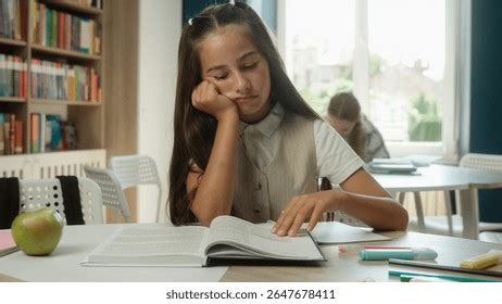 Diák anyuka tanul a babája mellett