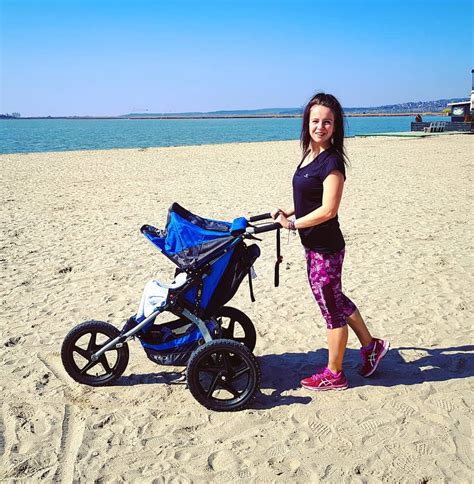 Anyuka babakocsival fut a parkban