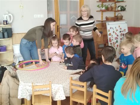 Gyermekek segítenek egymásnak öltözködni az óvodában
