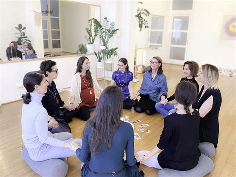 Női kör szülésre váró nőkkel