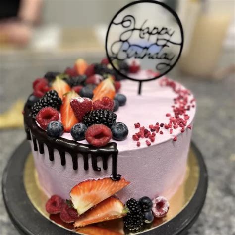 gyümölcsökkel díszített születésnapi torta babáknak