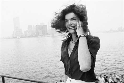 Jackie Kennedy kismama ruhában