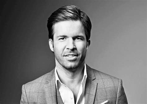 Nő, aki formás farizmokra edz