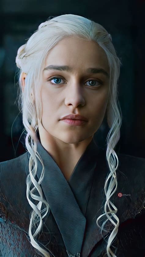 Daenerys Targaryen portréja sárkányaival