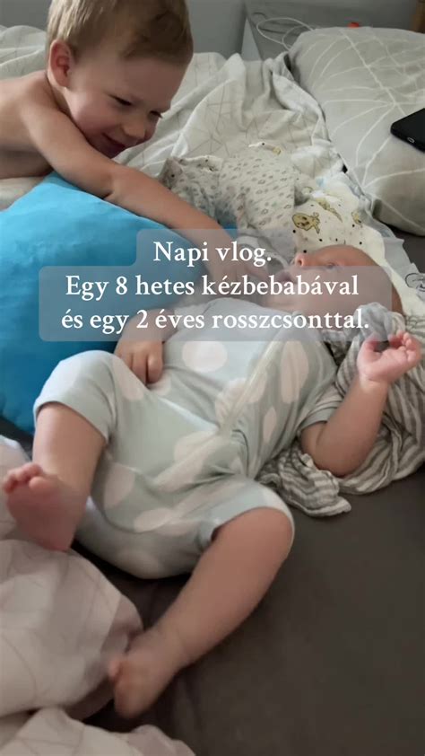 Védőnő, aki tanácsot ad egy fiatal anyukának a baba táplálásáról