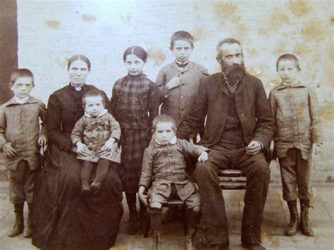 Régi magyar népviseletet ábrázoló fotó a 19. század végéről