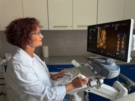 Nőgyógyász ultrahangot végez terhes nőn