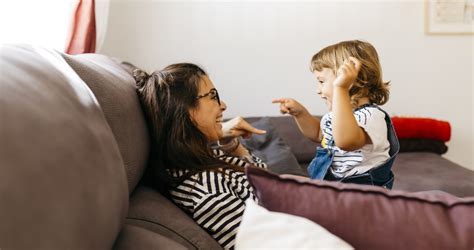anya és kisgyerek játékosan tanulják az érzelmeket