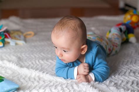 Csecsemő Tummy Time pozícióban