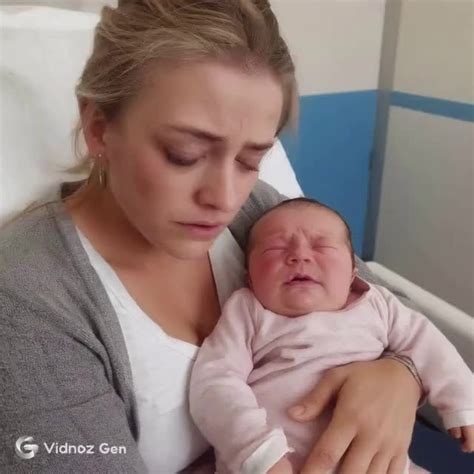 tisztításra váró műanyag babapoharak