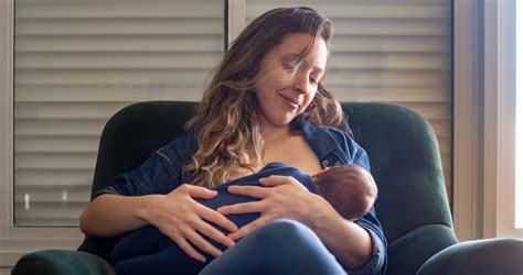 Anya és baba szoptatás közben