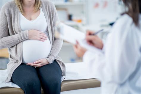 Veszélyeztetett terhességben részesülő kismama orvosi ellenőrzésen