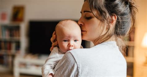 Anya és újszülött baba