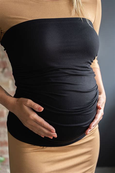 Kismama bandázs viselése különböző ruhák alatt és fölött