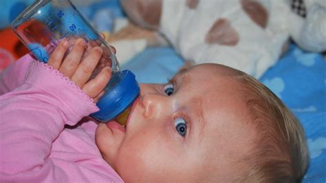 Baba anyatejet iszik