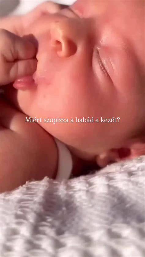 a baba szájához érintett ujj és a baba arca